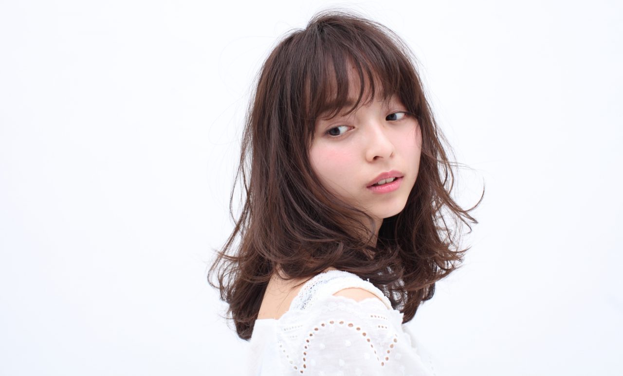 揺れる柔らかい髪。 スタイル写真