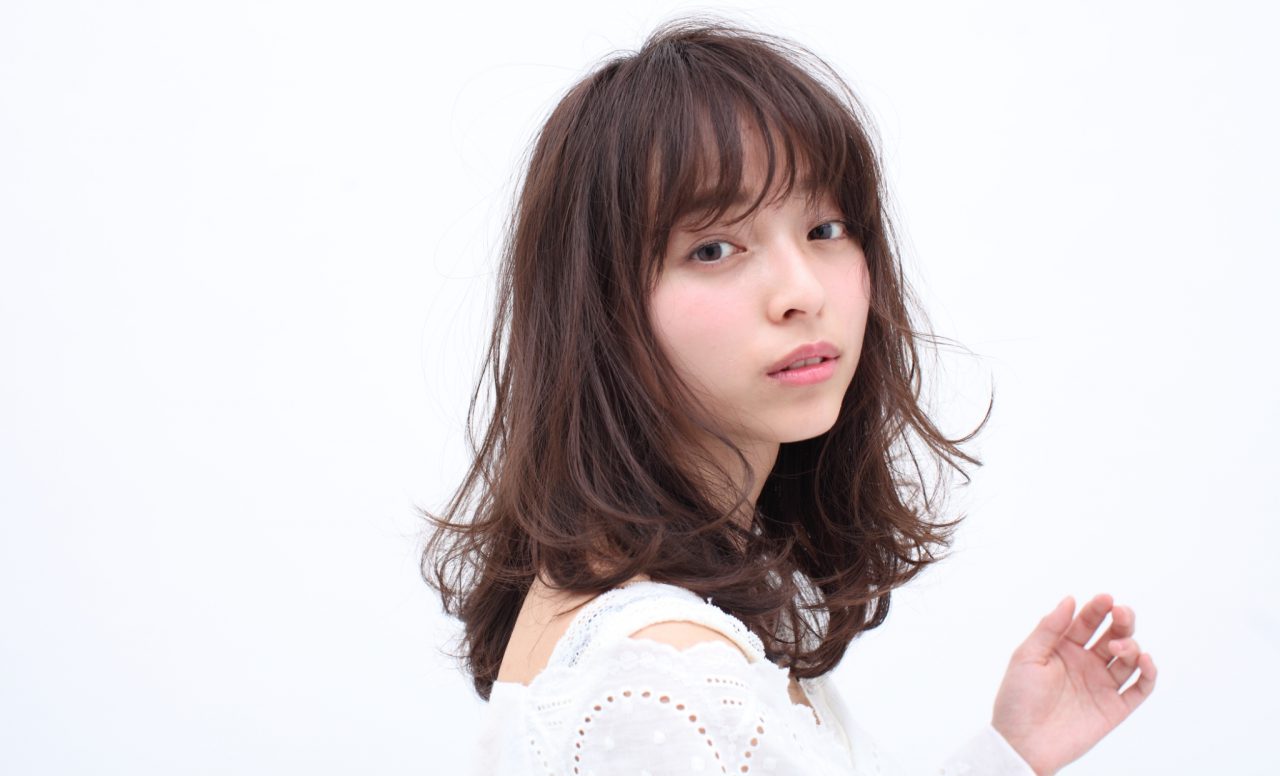 揺れる柔らかい髪。 スタイル写真