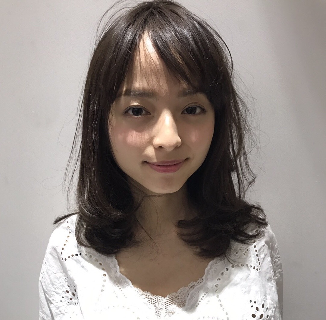 揺れる柔らかい髪。 BEFORE