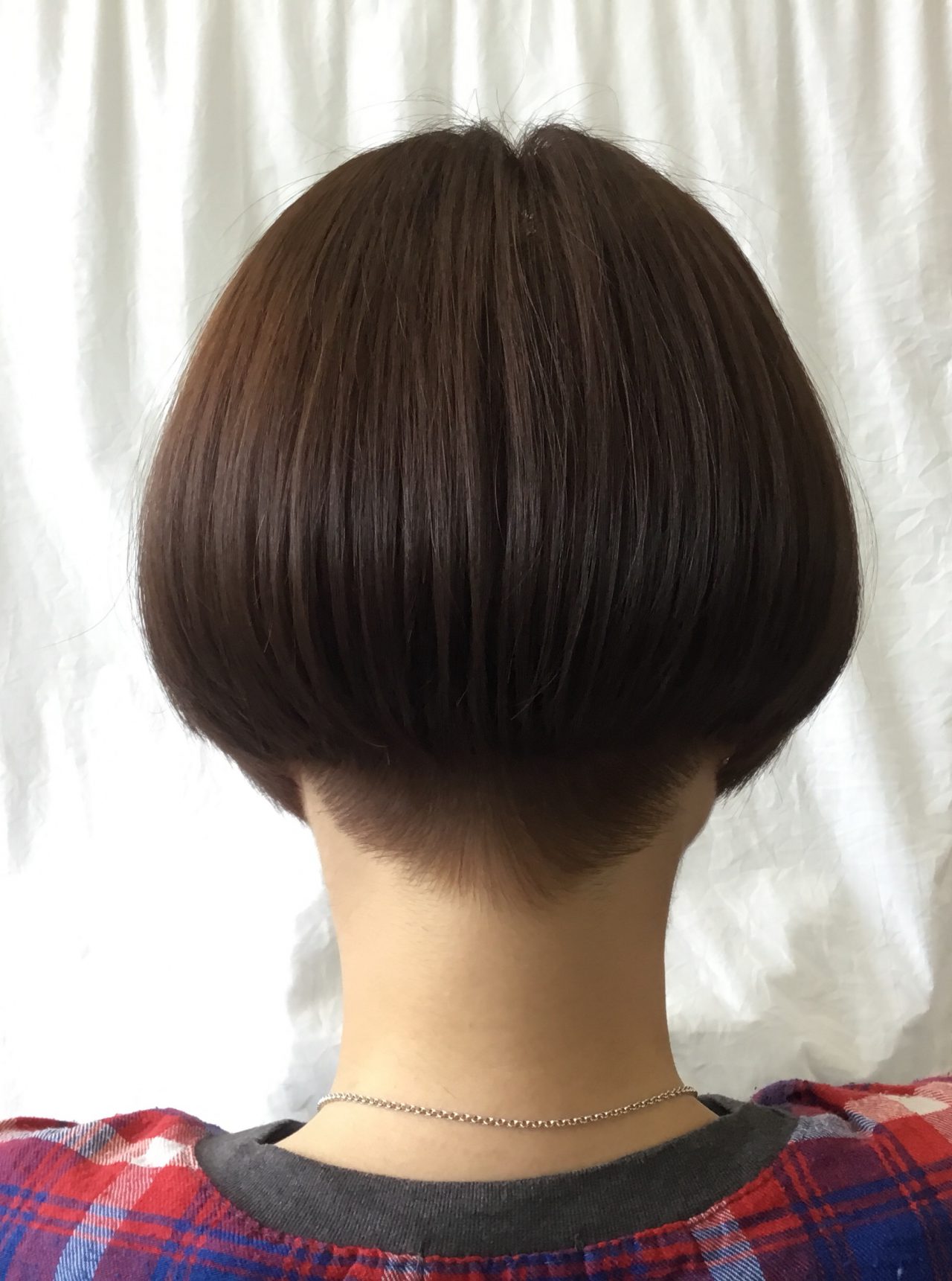 襟足スッキリ！！ショートのステップボブ☆                       カラーはブルーベリーアッシュです☆ スタイル写真