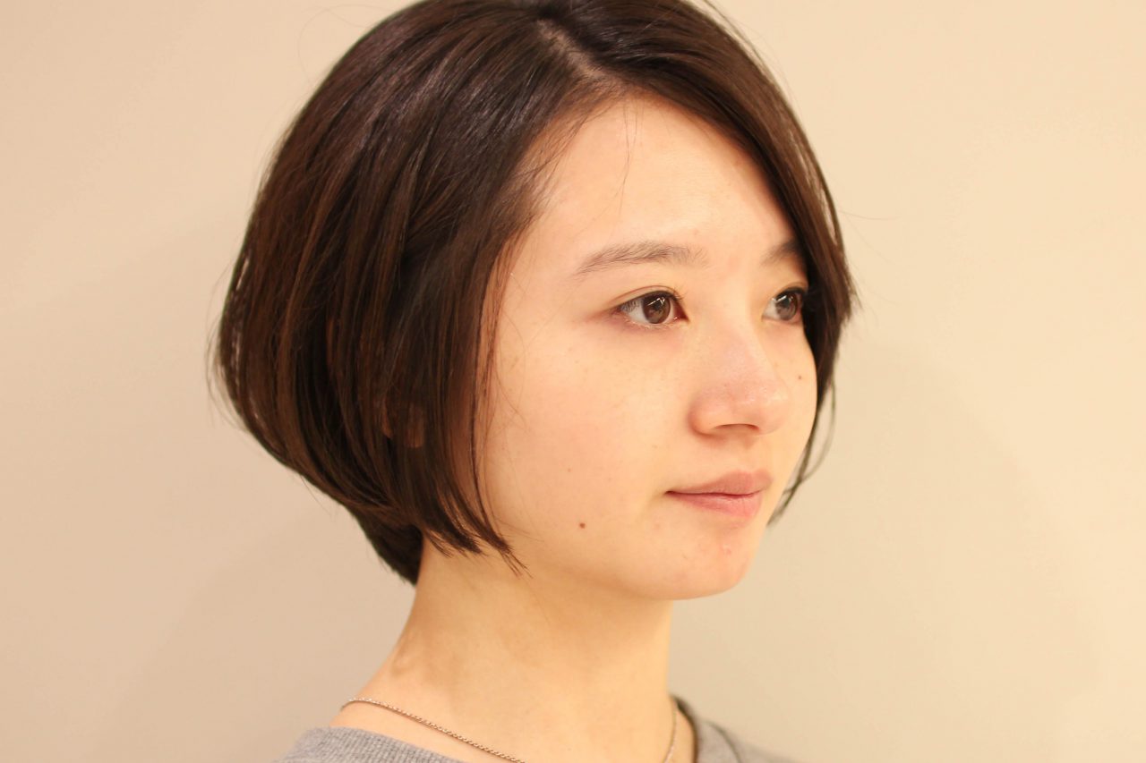 大人フェミニンショートボブ スタイル写真