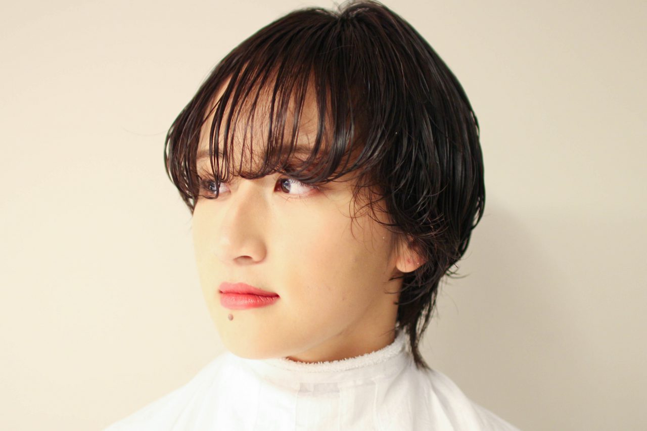 黒髪ジェンダーレスショート スタイル写真